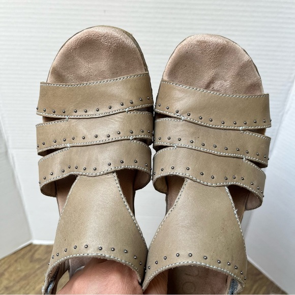 SOUL Naturalizer Beacon Studded Tan Beige Leather Sandals Size 8 - Picture 9 of 13
